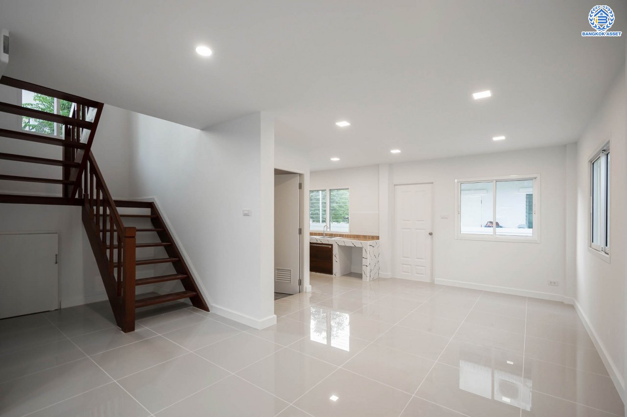 บ้านมือสองตกแต่งใหม่ โครงการ ชวนชื่น เรสซิเด้นซ์พาร์ค2 วัชรพล เนื้อที่ 53.1 ตร.ว. ฟังก์ชัน 3 ห้องนอน 2 ห้องน้ำ จอดรถได้ 1 คัน บนทำเลเชื่อมต่อหลายเส้นทาง ถ.รามอินทรา ถ.สายไหม และ ถ.พหลโยธิน ใกล้สนามบินดอนเมือง ทางด่วน "รามอินทรา-วงแหวนรอบนอก" และรถไฟฟ้าสายสีชมพู "สถานีคูคต"